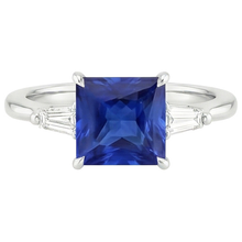 Afbeelding in Gallery-weergave laden, Driestenen Ring met uit de aarde gewonnen Diamant, Princess Blauwe Saffier &amp; Baguettes 5.50 Karaat
