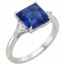Afbeelding in Gallery-weergave laden, Driestenen Ring Prinses Geslepen Blauwe Saffier &amp; Trillion Geslepen Natuurlijke uit de aarde gewonnen Diamanten 5.50 Karaat

