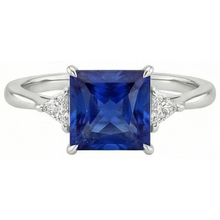 Afbeelding in Gallery-weergave laden, Driestenen Ring Prinses Geslepen Blauwe Saffier &amp; Trillion Geslepen Natuurlijke uit de aarde gewonnen Diamanten 5.50 Karaat
