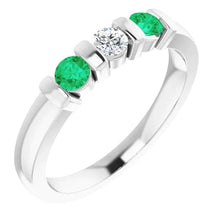 Afbeelding in Gallery-weergave laden, 3 stenen ring ronde diamant smaragd 0,90 karaat bar instelling
