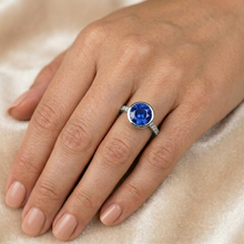 Afbeelding in Gallery-weergave laden, echte round saffier 3.50karaat watch met diamantaccenten

