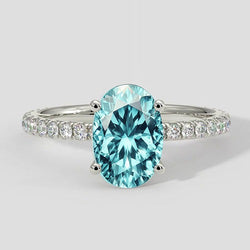 3,75ct ovale blauwachtige Paraiba ring met diamanten band