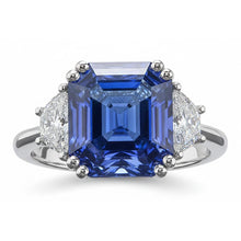 Afbeelding in Gallery-weergave laden, Driestenen Ring met Trapeziumvormige uit de aarde gewonnen Diamanten en Asscher Blauwe Saffier 5 Karaat
