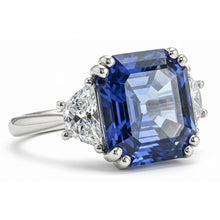 Afbeelding in Gallery-weergave laden, Driestenen Ring met Trapeziumvormige uit de aarde gewonnen Diamanten en Asscher Blauwe Saffier 5 Karaat
