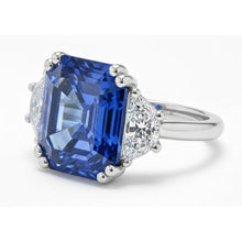 Afbeelding in Gallery-weergave laden, Driestenen Ring met Trapeziumvormige uit de aarde gewonnen Diamanten en Asscher Blauwe Saffier 5 Karaat
