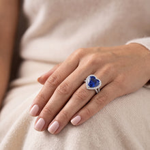 Afbeelding in Gallery-weergave laden, 4.45 Karaat Blauwe Hartgeslepen Saffier En Natuurlijke uit de aarde gewonnen Diamanten Fantasie Ring Witgoud 14K
