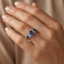 Afbeelding in Gallery-weergave laden, 4,25 Karaat Ovale Trillion Ceylonese Saffier en Natuurlijke uit de aarde gewonnen Diamanten Ring 3-Steens

