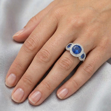 Afbeelding in Gallery-weergave laden, 4,50 Karaat Ceylonsaffier Natuurlijke uit de aarde gewonnen Diamanten Witgoud 3-Steens Stijl Ring
