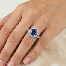 Afbeelding in Gallery-weergave laden, Ring met 4.51 Ct Ronde Ceylonese Saffier en Natuurlijke uit de aarde gewonnen Diamanten Witgoud 14K
