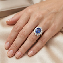 Afbeelding in Gallery-weergave laden, Ring met 4.60 Karaat Sri Lankaanse Saffier en Natuurlijke uit de aarde gewonnen Diamanten 14K Witgoud
