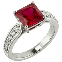 Afbeelding in Gallery-weergave laden, Ring met 4.40 Karaat Princess Rode Robijn en Sprankelende Natuurlijke uit de aarde gewonnen Diamanten Goud 14K
