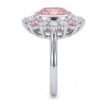 Afbeelding in Gallery-weergave laden, 14K witgouden halo ring met 5,5 karaat labgekweekte fancy roze kussengeslepen diamant
