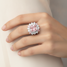 Afbeelding in Gallery-weergave laden, 14K witgouden halo ring met 5,5 karaat labgekweekte fancy roze kussengeslepen diamant
