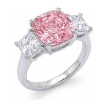 Afbeelding in Gallery-weergave laden, Roze verlovingsring 5,5 karaat labgekweekt kussengeslepen diamant drie stenen 14K witgoud
