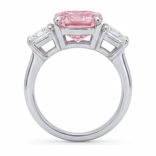 Afbeelding in Gallery-weergave laden, Roze verlovingsring 5,5 karaat labgekweekt kussengeslepen diamant drie stenen 14K witgoud
