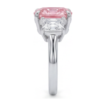 Afbeelding in Gallery-weergave laden, Roze verlovingsring 5,5 karaat labgekweekt kussengeslepen diamant drie stenen 14K witgoud
