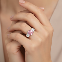Afbeelding in Gallery-weergave laden, Roze verlovingsring 5,5 karaat labgekweekt kussengeslepen diamant drie stenen 14K witgoud
