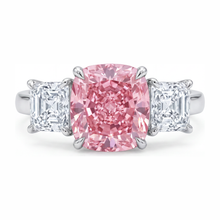 Afbeelding in Gallery-weergave laden, Roze verlovingsring 5,5 karaat labgekweekt kussengeslepen diamant drie stenen 14K witgoud
