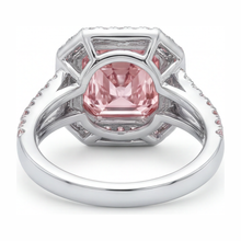 Afbeelding in Gallery-weergave laden, Roze verlovingsring met 5,5 karaat labgekweekte radiant diamant, halo en gespleten scheen in 14k witgoud
