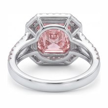 Afbeelding in Gallery-weergave laden, Roze verlovingsring met 5,5 karaat labgekweekte radiant diamant, halo en gespleten scheen in 14k witgoud
