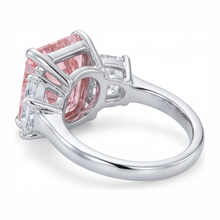Afbeelding in Gallery-weergave laden, Verlovingsring met roze steen 5,5 karaat labgekweekt radiant diamant drie stenen kathedraal 14k Witgoud
