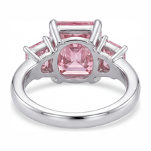 Afbeelding in Gallery-weergave laden, Roze Diamant Verlovingsring 5,5 Karaat Labgekweekt Radiant Drie Stenen Glad 14K Witgoud
