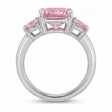 Afbeelding in Gallery-weergave laden, Roze Diamant Verlovingsring 5,5 Karaat Labgekweekt Radiant Drie Stenen Glad 14K Witgoud
