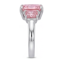 Afbeelding in Gallery-weergave laden, Roze Diamant Verlovingsring 5,5 Karaat Labgekweekt Radiant Drie Stenen Glad 14K Witgoud
