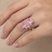 Afbeelding in Gallery-weergave laden, Roze Diamant Verlovingsring 5,5 Karaat Labgekweekt Radiant Drie Stenen Glad 14K Witgoud
