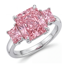 Afbeelding in Gallery-weergave laden, Roze Diamant Verlovingsring 5,5 Karaat Labgekweekt Radiant Drie Stenen Glad 14K Witgoud
