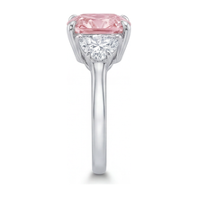 Afbeelding in Gallery-weergave laden, Roze diamanten ring 5 karaat labgekweekt kussenslijpsel driesteens 14k Witgoud

