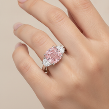 Afbeelding in Gallery-weergave laden, Roze diamanten ring 5 karaat labgekweekt kussenslijpsel driesteens 14k Witgoud
