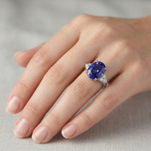 Afbeelding in Gallery-weergave laden, 5.30 Ct Ovale Sri Lankaanse Saffier Natuurlijke uit de aarde gewonnen Diamanten Ring Witgoud 14K
