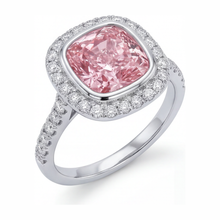 Afbeelding in Gallery-weergave laden, Roze diamanten ring 6 karaat labgekweekt kussenslijpsel halo pavé 14k witgoud
