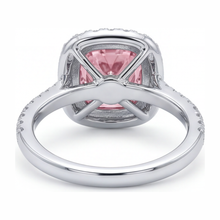 Afbeelding in Gallery-weergave laden, Roze diamanten ring 6 karaat labgekweekt kussenslijpsel halo pavé 14k witgoud
