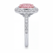 Afbeelding in Gallery-weergave laden, Roze diamanten ring 6 karaat labgekweekt kussenslijpsel halo pavé 14k witgoud
