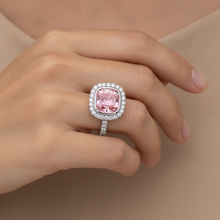 Afbeelding in Gallery-weergave laden, Roze diamanten ring 6 karaat labgekweekt kussenslijpsel halo pavé 14k witgoud
