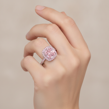 Afbeelding in Gallery-weergave laden, Labgekweekte roze diamant verlovingsring 6 karaat kussengeslepen halo pavé 14k witgoud
