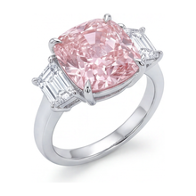 Afbeelding in Gallery-weergave laden, Roze verlovingsring 6 karaat labgekweekte kussengeslepen diamant drie stenen 14k witgoud
