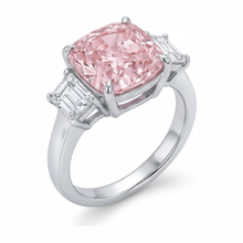 Afbeelding in Gallery-weergave laden, Roze verlovingsring 6 karaat labgekweekte kussengeslepen diamant drie stenen 14k witgoud
