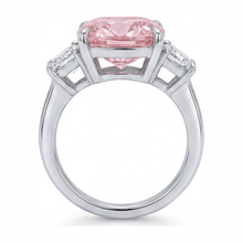 Afbeelding in Gallery-weergave laden, Roze verlovingsring 6 karaat labgekweekte kussengeslepen diamant drie stenen 14k witgoud
