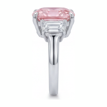 Afbeelding in Gallery-weergave laden, Roze verlovingsring 6 karaat labgekweekte kussengeslepen diamant drie stenen 14k witgoud
