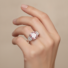 Afbeelding in Gallery-weergave laden, Roze verlovingsring 6 karaat labgekweekte kussengeslepen diamant drie stenen 14k witgoud
