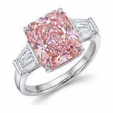 Afbeelding in Gallery-weergave laden, Roze diamanten ring 6 karaat labgekweekt radiant drie stenen kathedraalzetting 14k witgoud
