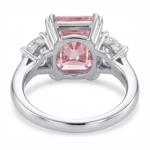 Afbeelding in Gallery-weergave laden, Labgekweekte roze diamanten ring 6 karaat radiantgeslepen driesteens glad 14k witgoud

