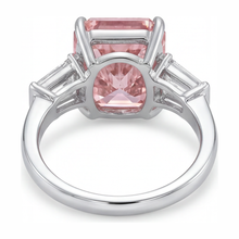 Afbeelding in Gallery-weergave laden, Roze diamanten ring 6 karaat labgekweekt radiant drie stenen kathedraalzetting 14k witgoud

