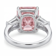 Afbeelding in Gallery-weergave laden, Roze diamanten ring 6 karaat labgekweekt radiant drie stenen kathedraalzetting 14k witgoud
