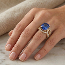 Afbeelding in Gallery-weergave laden, 6.01 Ct. Kussen Sri Lanka Blauwe Saffier En Natuurlijke uit de aarde gewonnen Diamanten Geelgoud 14K

