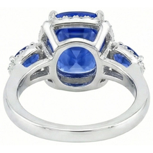 Afbeelding in Gallery-weergave laden, Ring met 7.25 Karaat Kussen Geslepen Ceylonese Saffier en Natuurlijke uit de aarde gewonnen Diamanten Witgoud 14K
