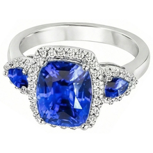 Afbeelding in Gallery-weergave laden, Ring met 7.25 Karaat Kussen Geslepen Ceylonese Saffier en Natuurlijke uit de aarde gewonnen Diamanten Witgoud 14K
